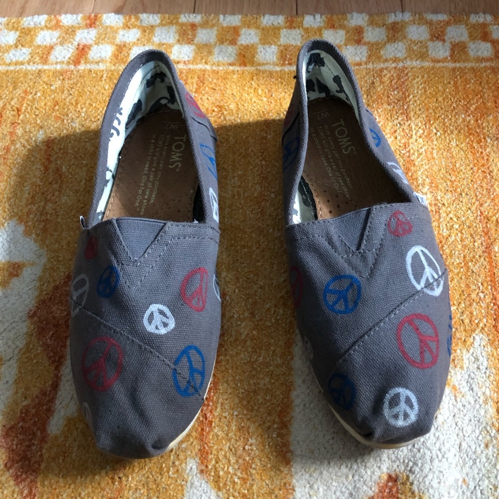 Gray Toms
